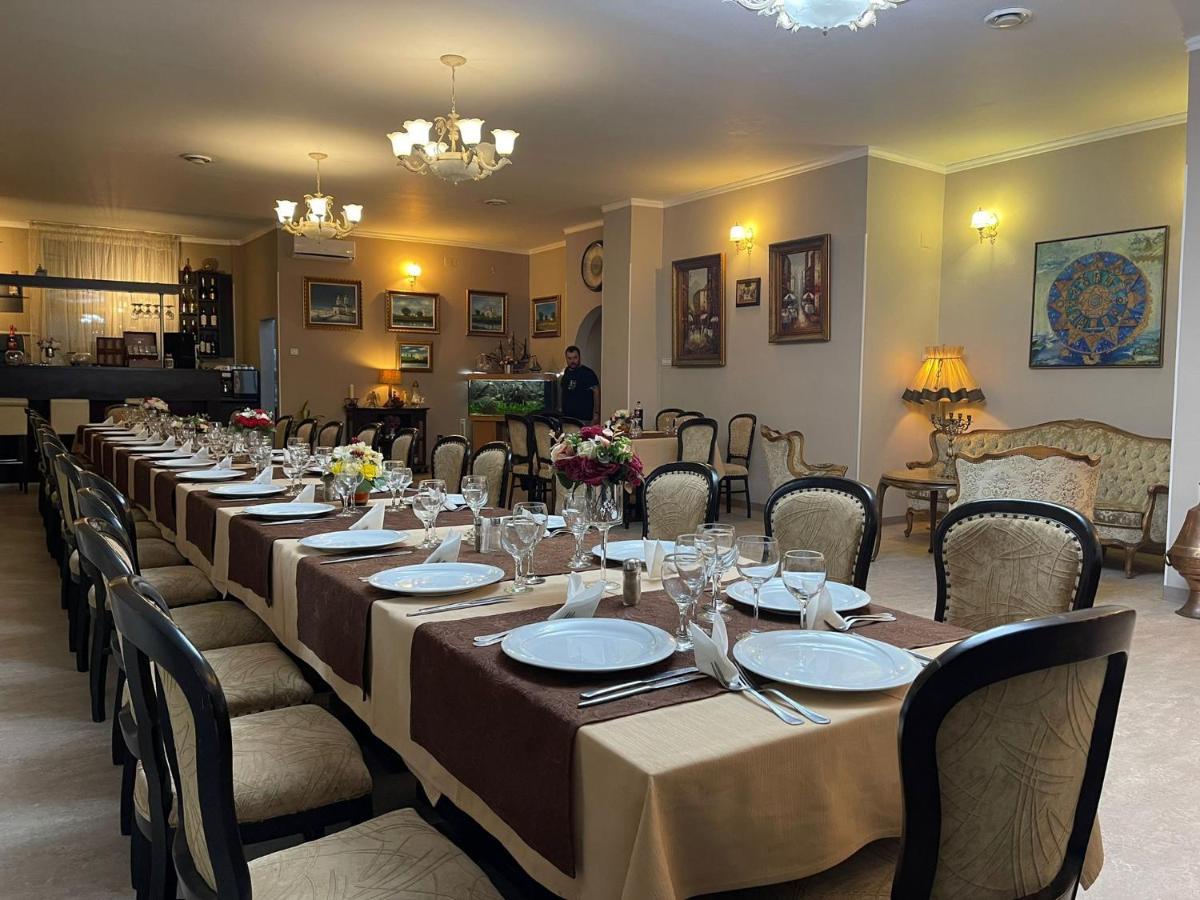 Hotel Tineretului Bukarest Exteriör bild
