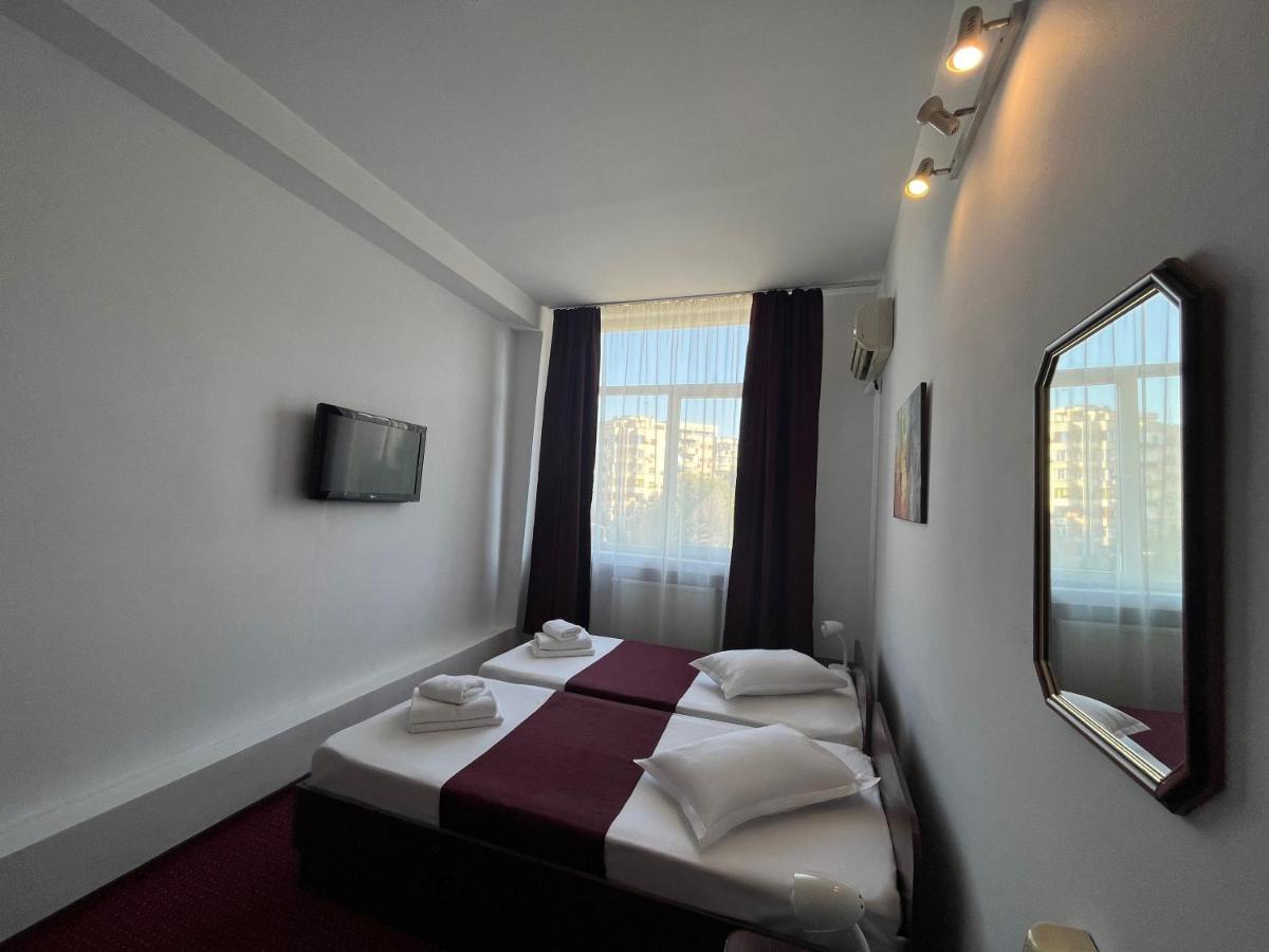 Hotel Tineretului Bukarest Exteriör bild